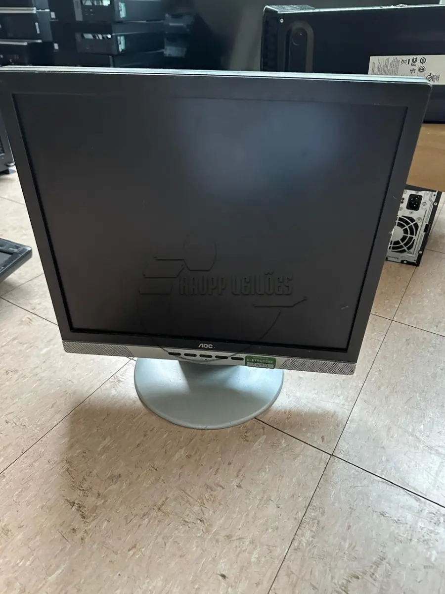 LOTE 008 - 12 monitores + 1 televisão, com defeito