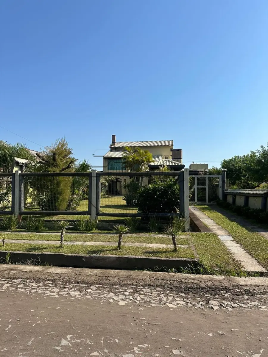 LOTE 001 - 02ª DATA | (XANGRI-LÁ/RS) 02 terrenos somando 720,00m², c/ 01 casa de alvenaria de aprox. 160,50m², na Praia do Arpoador