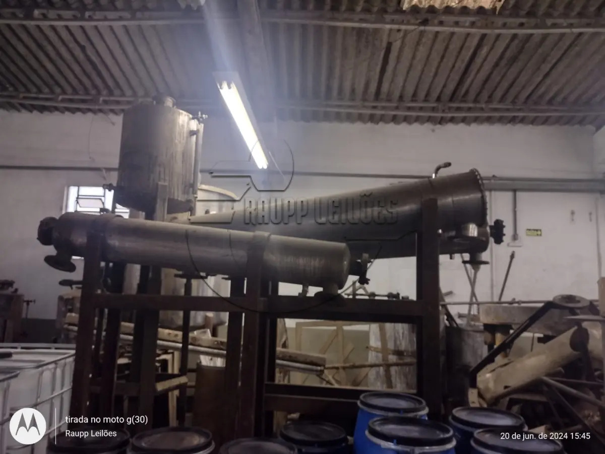 LOTE 022 - 02ª DATA | Diversos maquinários, tais como misturadores, conjs. de fabricação de resina, furadeira, tanques inox, compressor, entre outros.