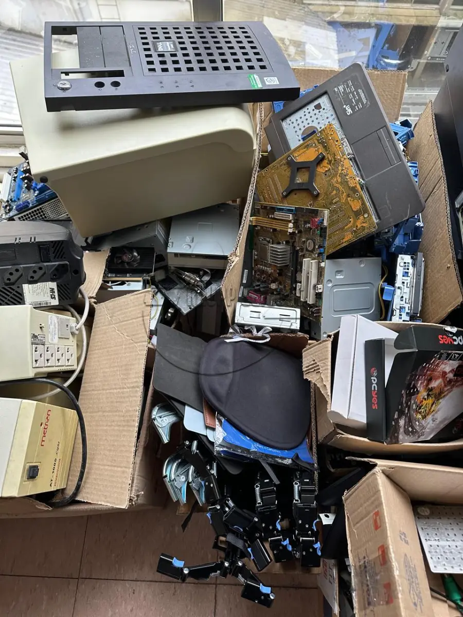 LOTE 013 - Diversos mouses, hd's, teclados, estabilizadores, sucatas de informática, calculadoras,  tudo antigo ou c/ defeito