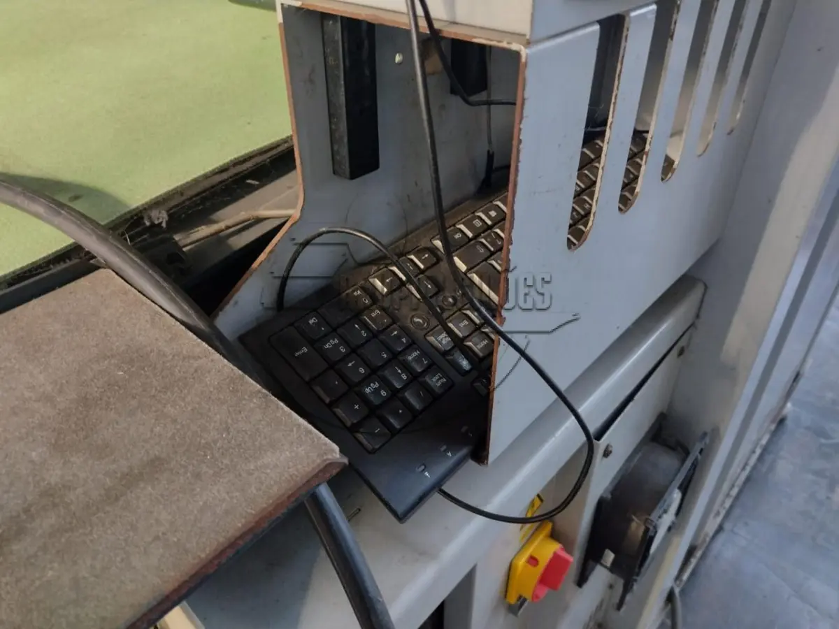 LOTE 001 - Uma máquina automática para corte