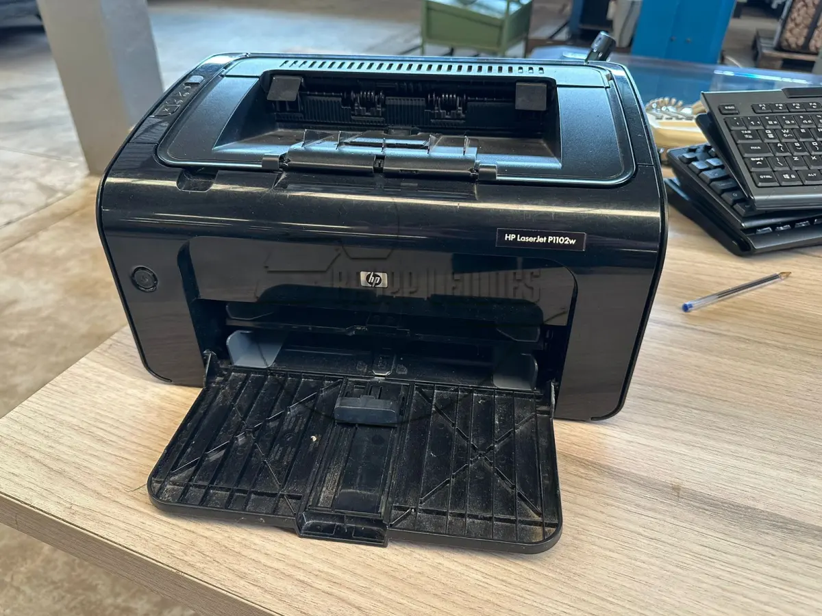 LOTE 005 - Uma impressora HP LASER JET 1102W