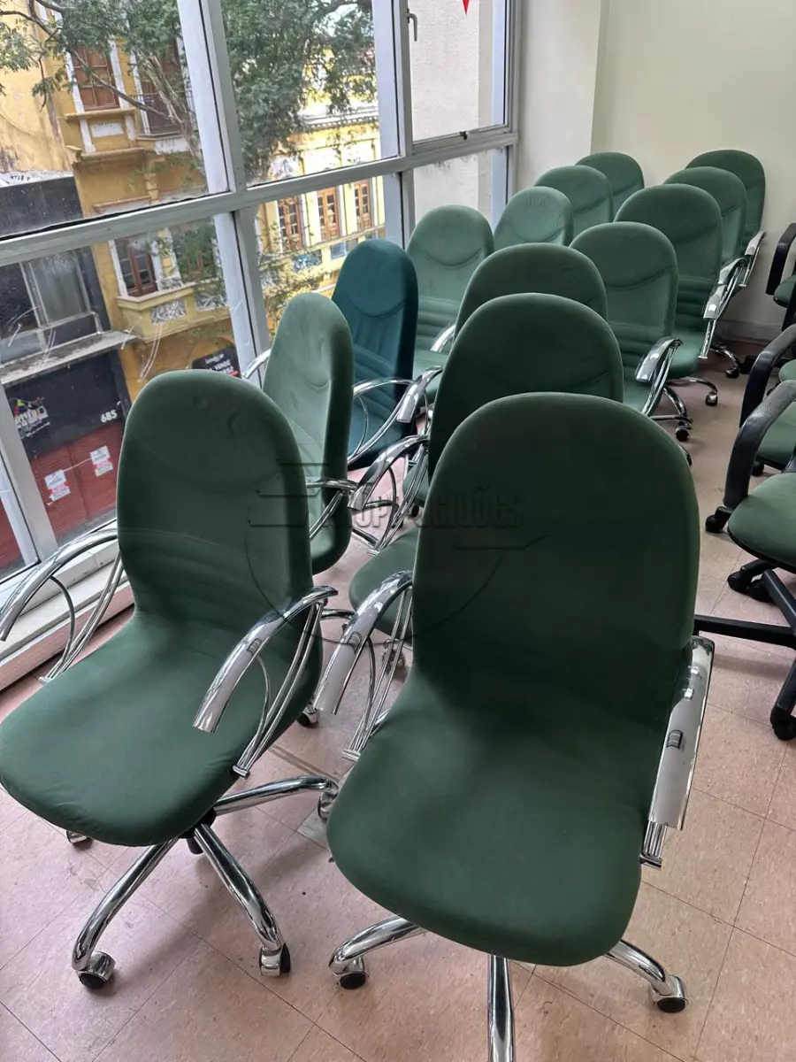 LOTE 002 - Aproximadamente 23 cadeiras e poltronas de diversos modelos, em bom estado