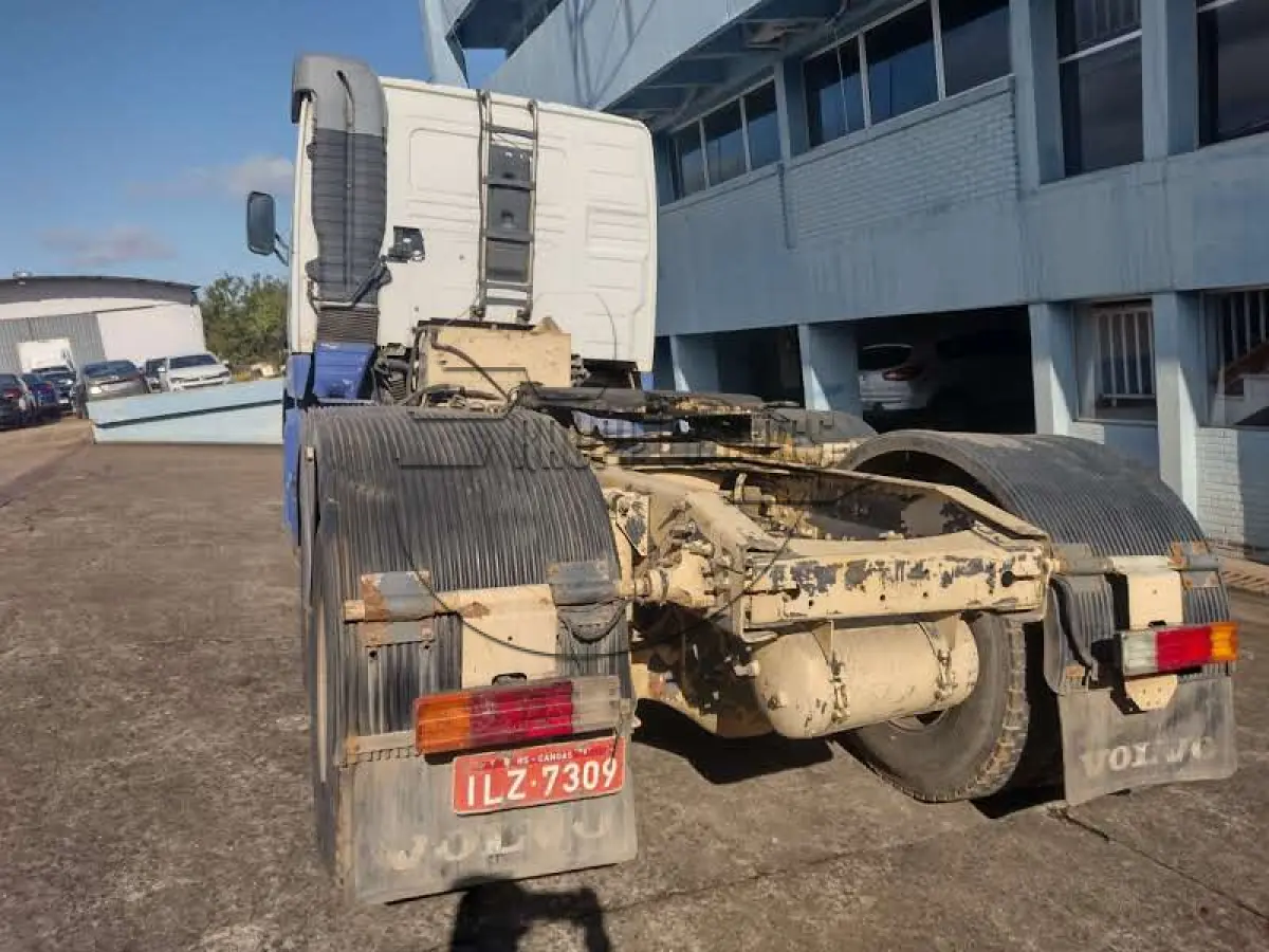 LOTE 021 - 02ª DATA | Um caminhão marca VOLVO, modelo FH12 460 6X4T, ano/modelo 2004