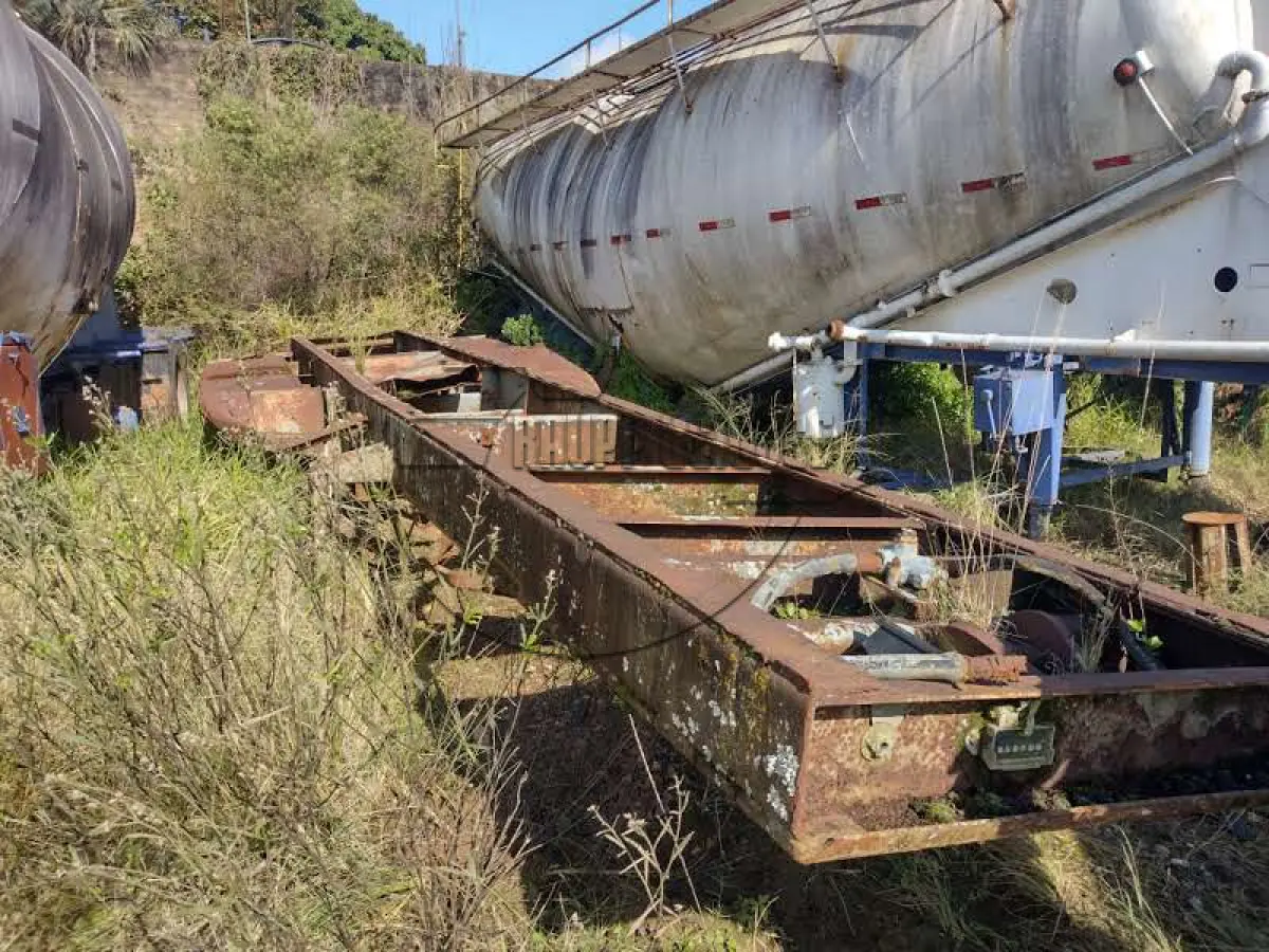 LOTE 062 - 03ª DATA | Um CHASSI de semi-reboque, Placa IEB – 0556