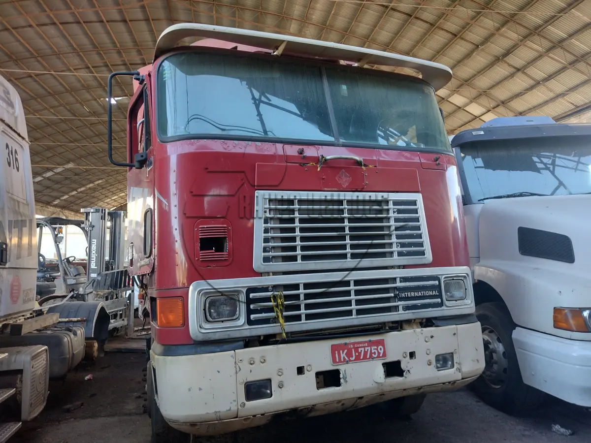 LOTE 009 - 02ª DATA | Um caminhão Navistar/International, modelo 9800 6X4, ano/modelo 2000/2001