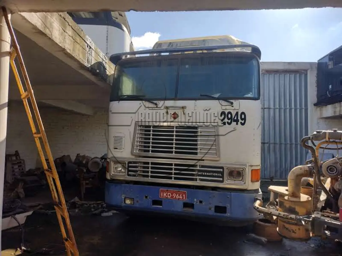 LOTE 023 - 02ª DATA | Um caminhão Navistar/International, modelo 9800 6x4, ano/modelo 2001/2001