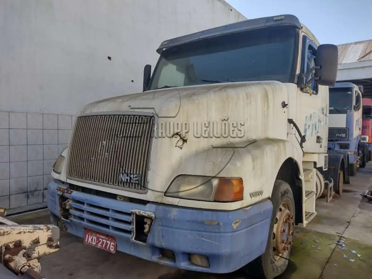 LOTE 018 - Um caminhão Volvo, modelo NH12380 4X2T, ano/modelo 2001/2001