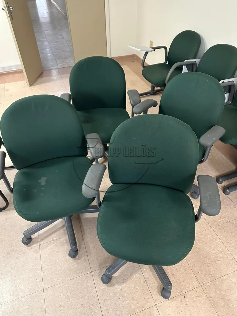 LOTE 004 - Aproximadamente 27 cadeiras de diversos modelos, em bom estado