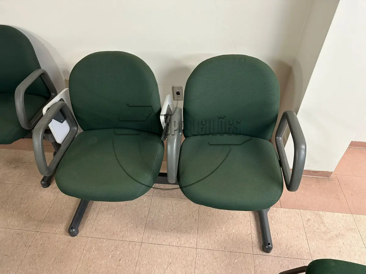 LOTE 002 - Aproximadamente 23 cadeiras e poltronas de diversos modelos, em bom estado