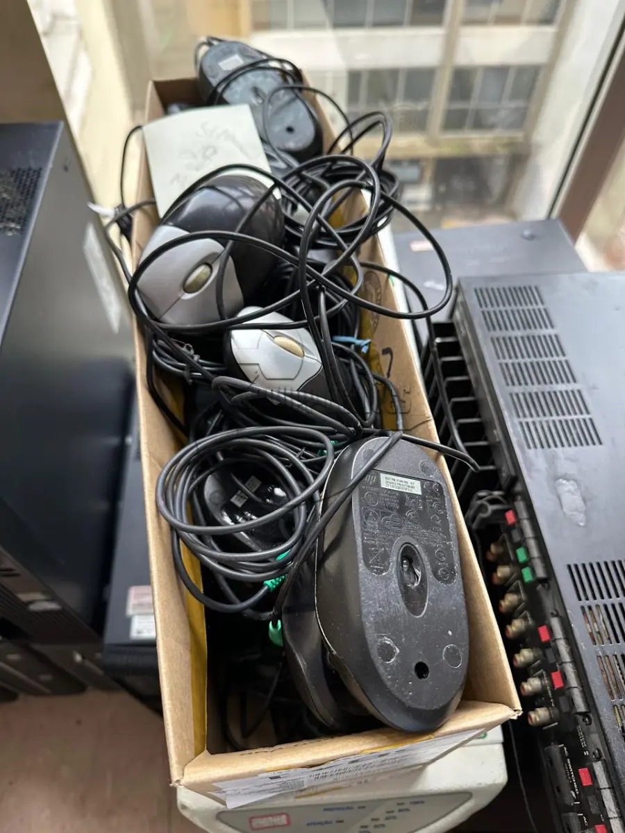 LOTE 013 - Diversos mouses, hd's, teclados, estabilizadores, sucatas de informática, calculadoras,  tudo antigo ou c/ defeito