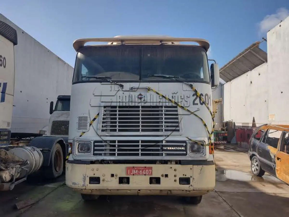 LOTE 020 - 03ª DATA | Um caminhão Navistar/International, sem caixa, modelo 9800 6X4, ano/modelo 2000/2001