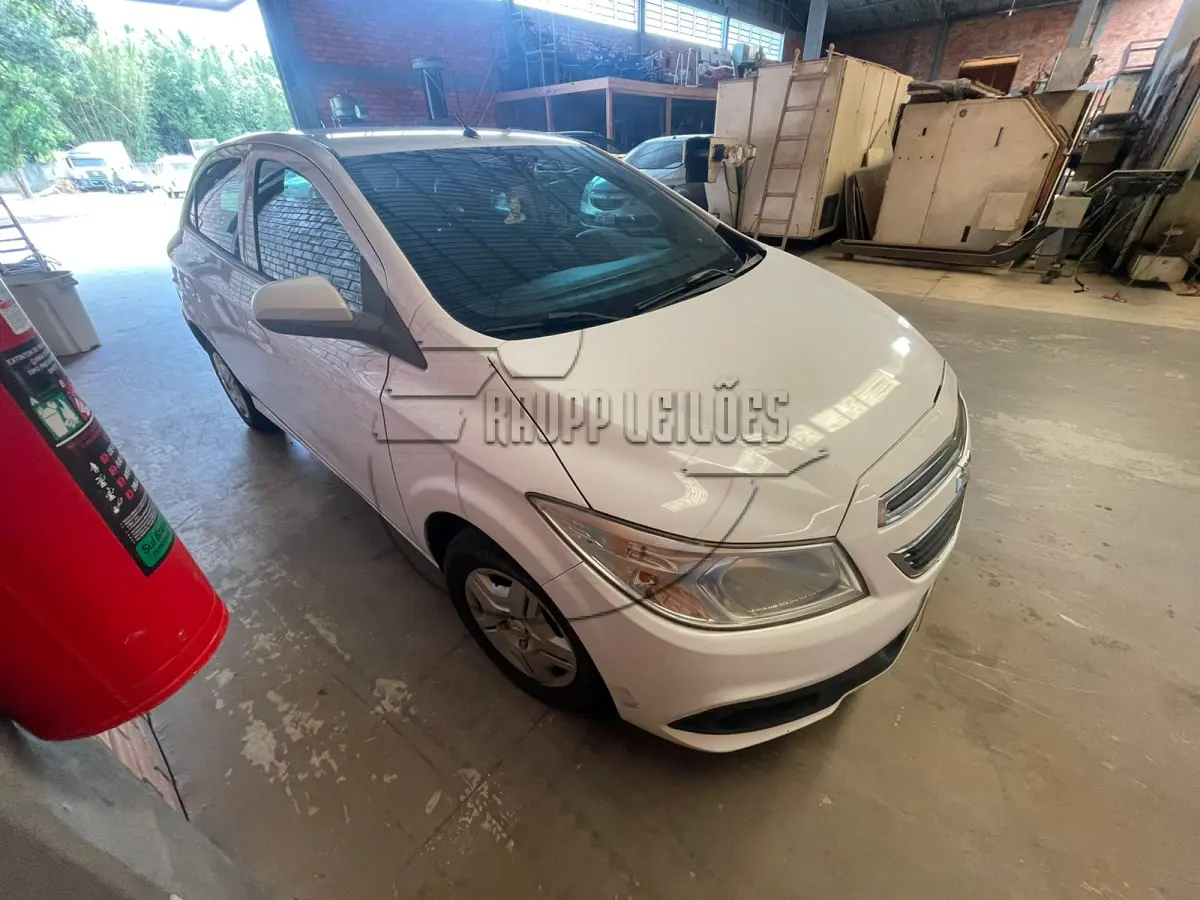 LOTE 014 - Um veículo marca/modelo: CHEVROLET/ONIX 1.0MT LT, ano/modelo: 2013/2013