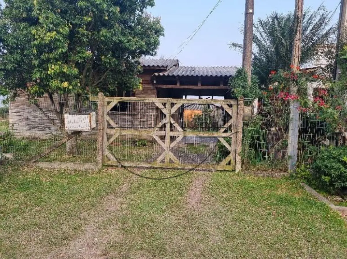 LOTE 001 - (CAPÃO NOVO/RS) Uma casa de esquina