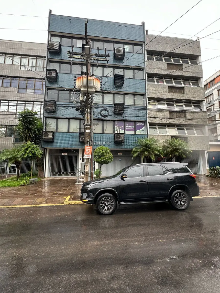 LOTE 009 - (PORTO ALEGRE/RS) A sala 505, c/ 35,49m², e o box 10, c/  12,50m², ambos do Ed. Leonardo da Vinci, no Bairro Petrópolis