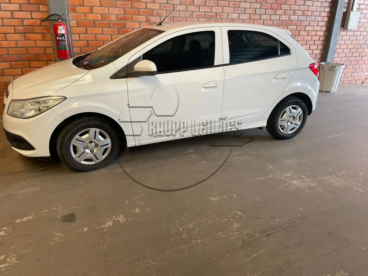 LOTE 014 - Um veículo marca/modelo: CHEVROLET/ONIX 1.0MT LT, ano/modelo: 2013/2013