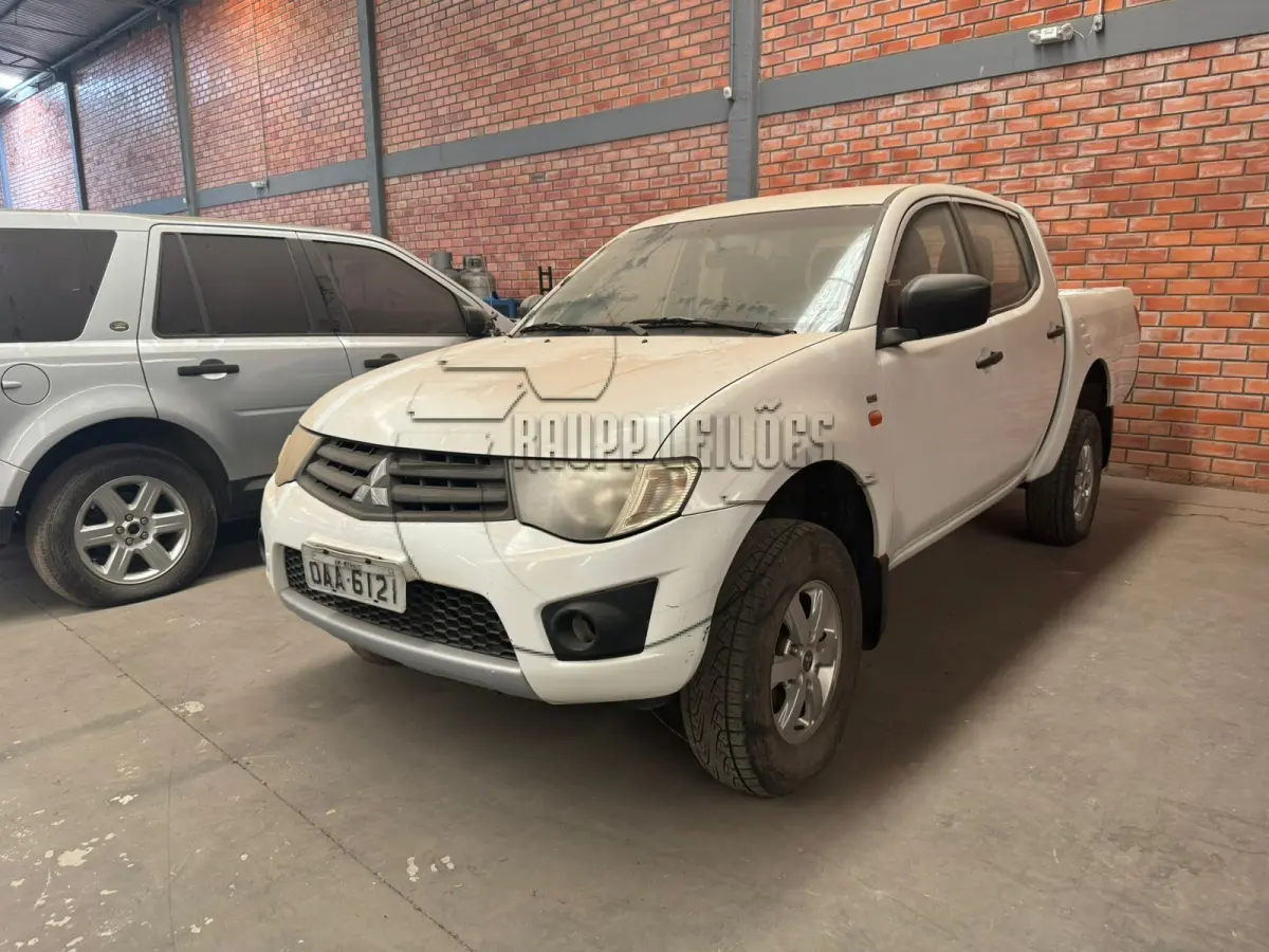 LOTE 012 - Um veículo Triton GLX D, ano/modelo 2013/2014