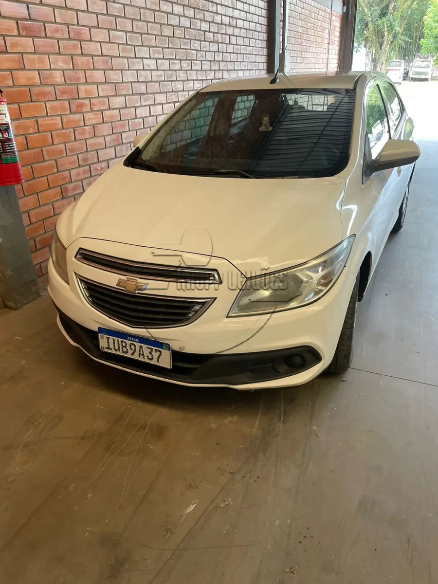 LOTE 014 - Um veículo marca/modelo: CHEVROLET/ONIX 1.0MT LT, ano/modelo: 2013/2013