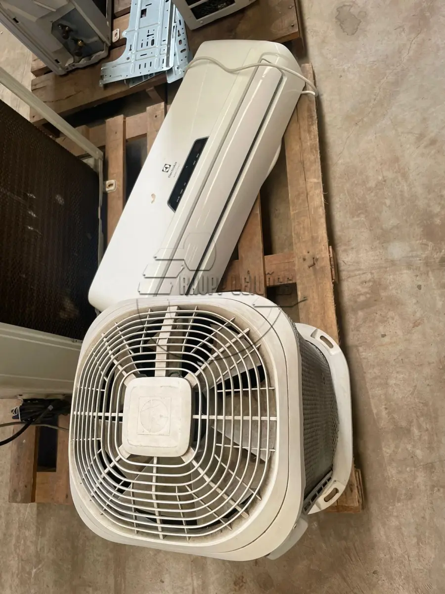 LOTE 012 - 02ª DATA | 04 aparelhos de ares condicionados - 01 máquina de chanfrar - 07 máquinas de costura de coluna