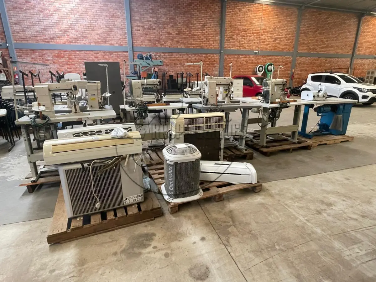 LOTE 012 - 02ª DATA | 04 aparelhos de ares condicionados - 01 máquina de chanfrar - 07 máquinas de costura de coluna