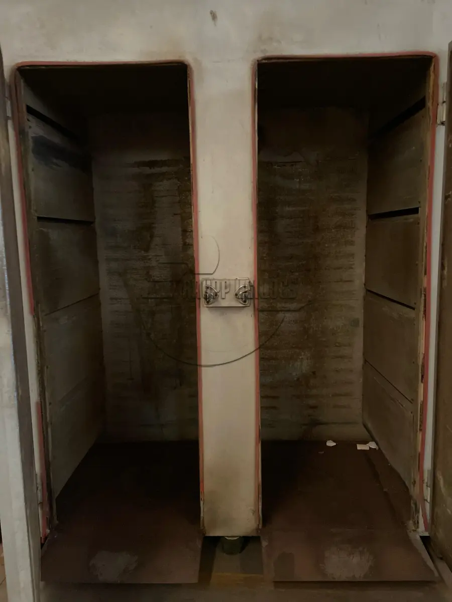 LOTE 001 - Um forno de aço de duas portas