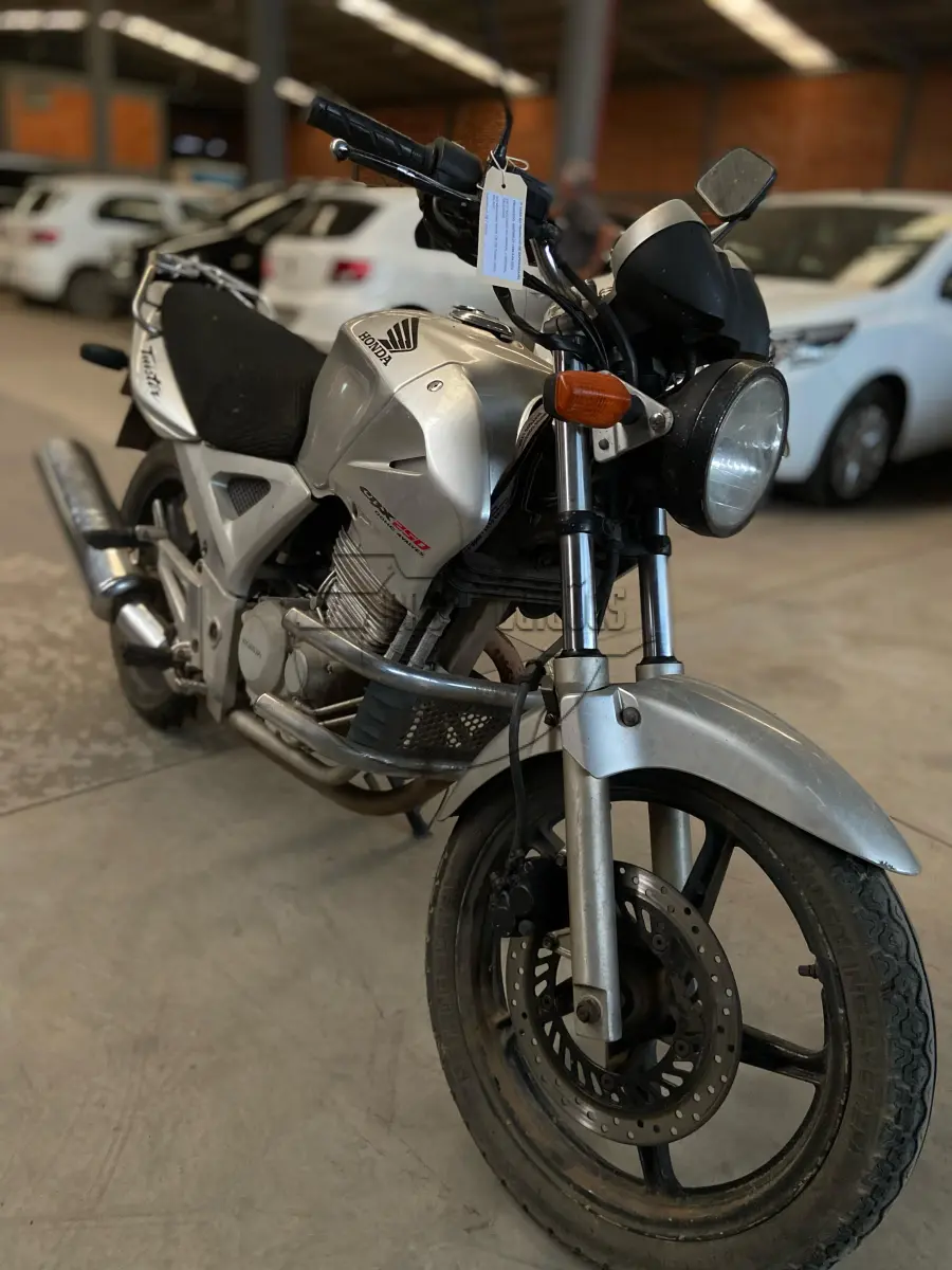 LOTE 020 - Uma motocicleta HONDA/CBX 250 TWISTER, ano/mod 2005/2005
