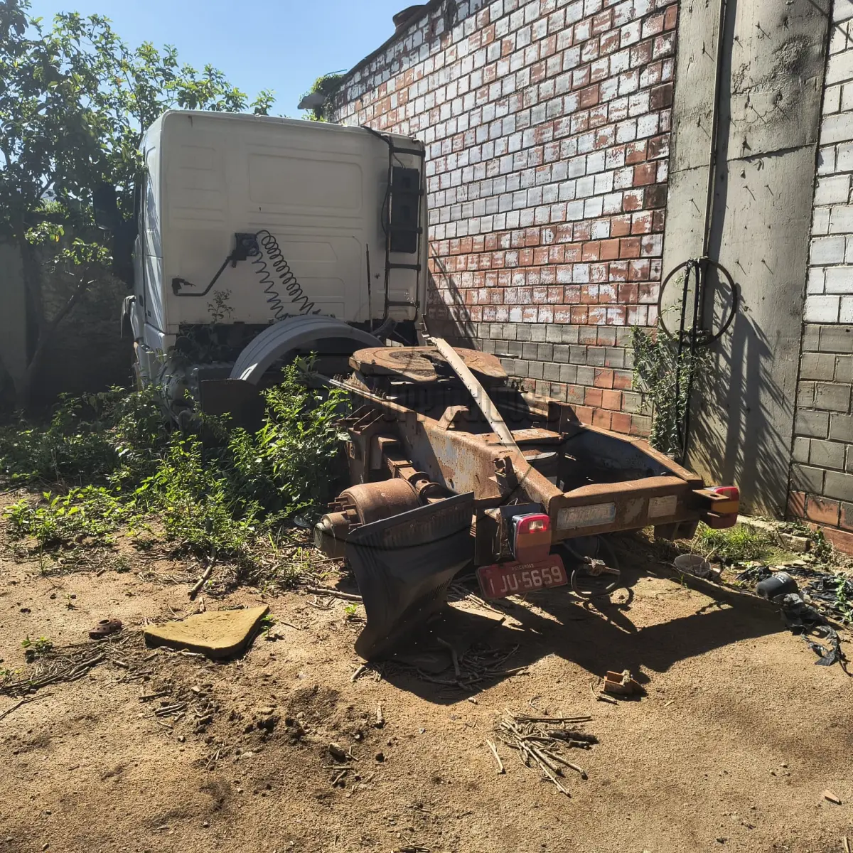 LOTE 008 - 02ª DATA | Um caminhão VOLVO NH12380, ano/modelo 2000/2001