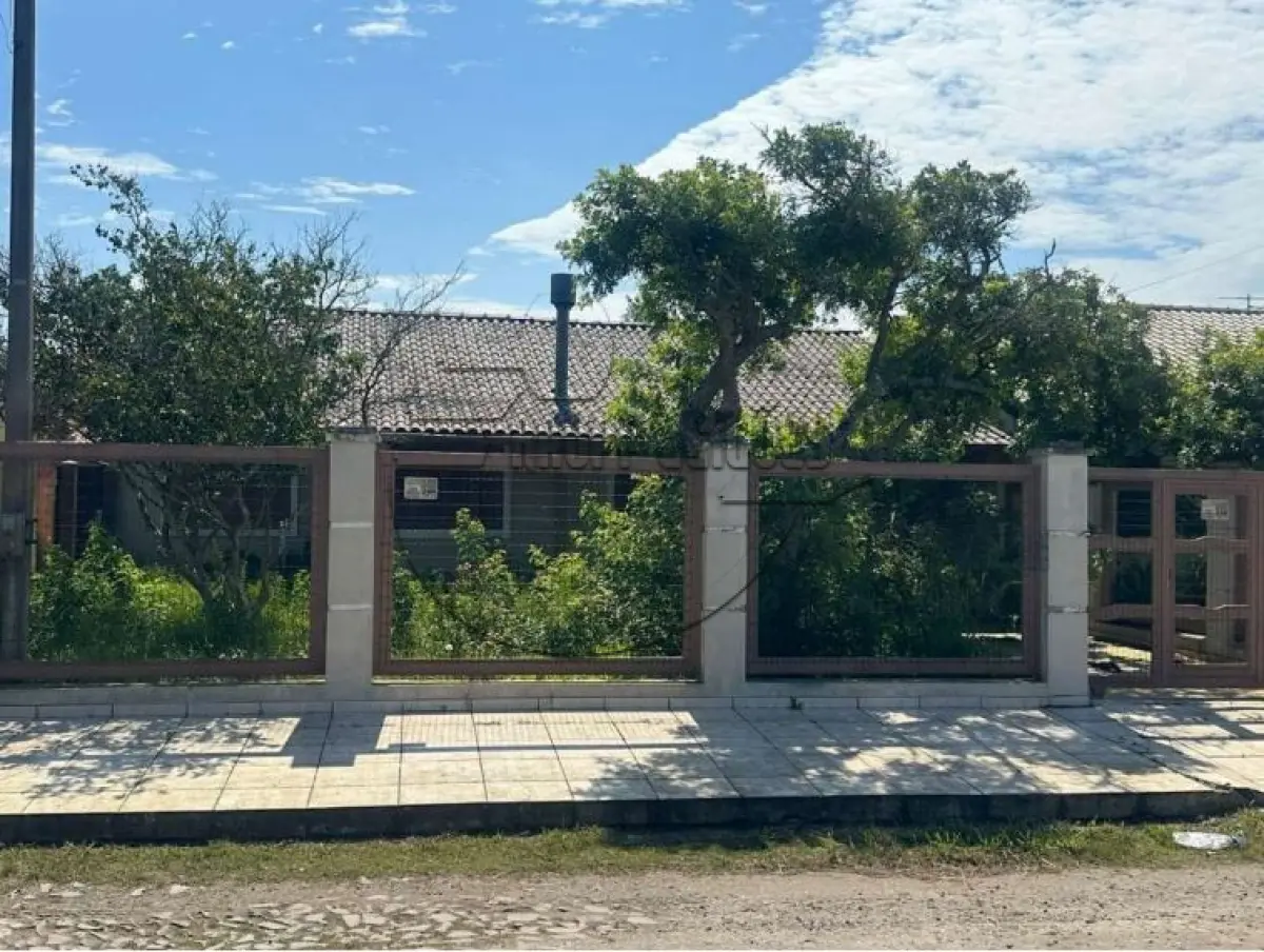 LOTE 012 - (TRAMANDAÍ/RS) Uma casa c/ aprox. 90,00m²
