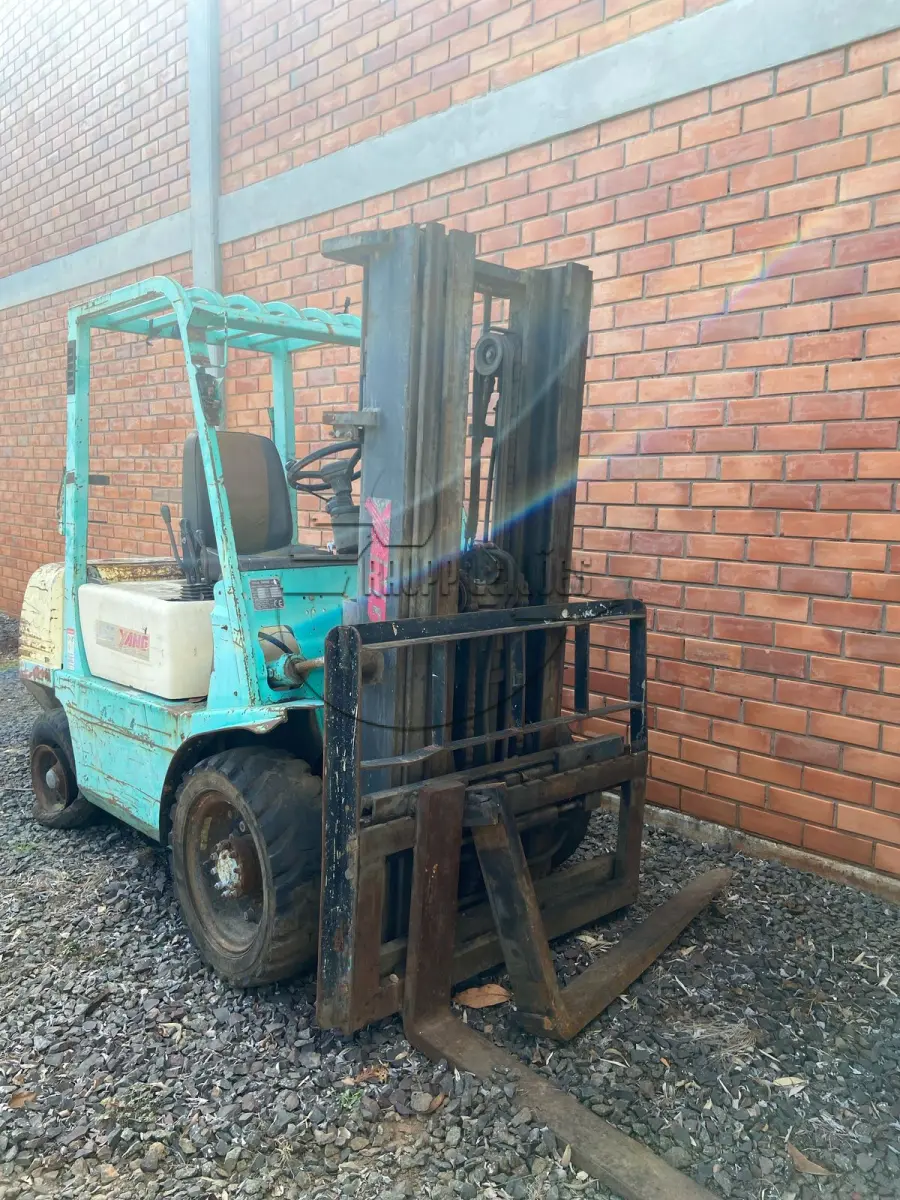 LOTE 018 - Uma empilhadeira, marca Yang, modelo FD-30, ano 1997