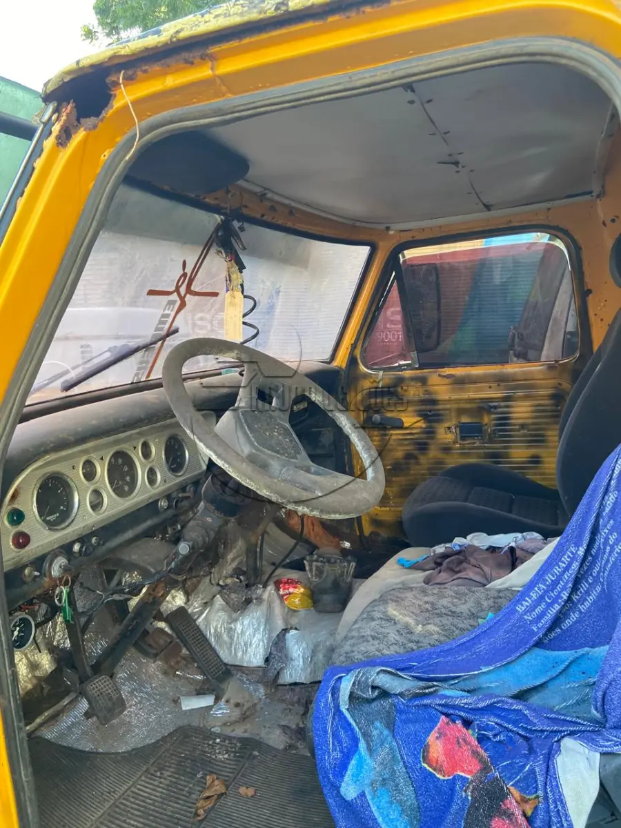 LOTE 020 - Um caminhão Ford/750, ano/modelo 1977/1977