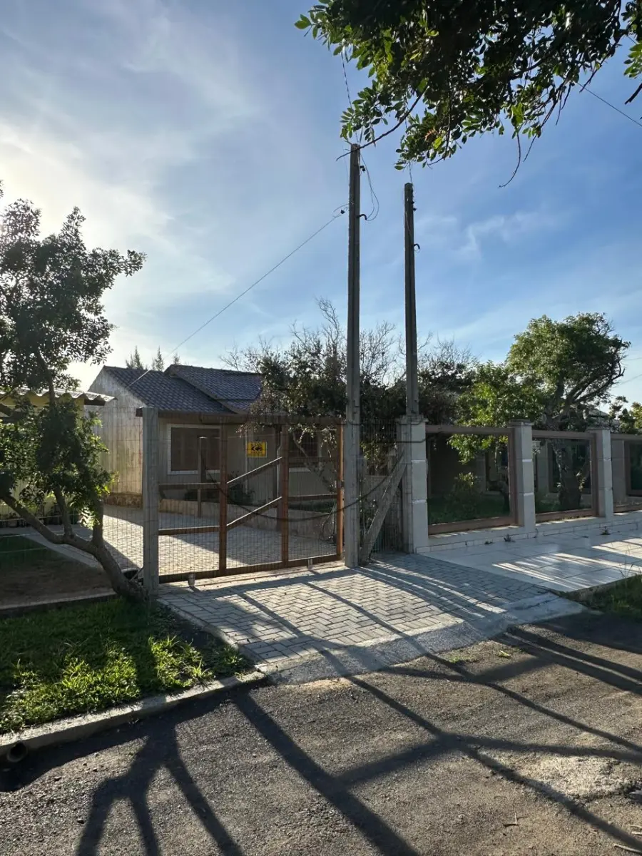 LOTE 012 - (TRAMANDAÍ/RS) Uma casa c/ aprox. 90,00m²
