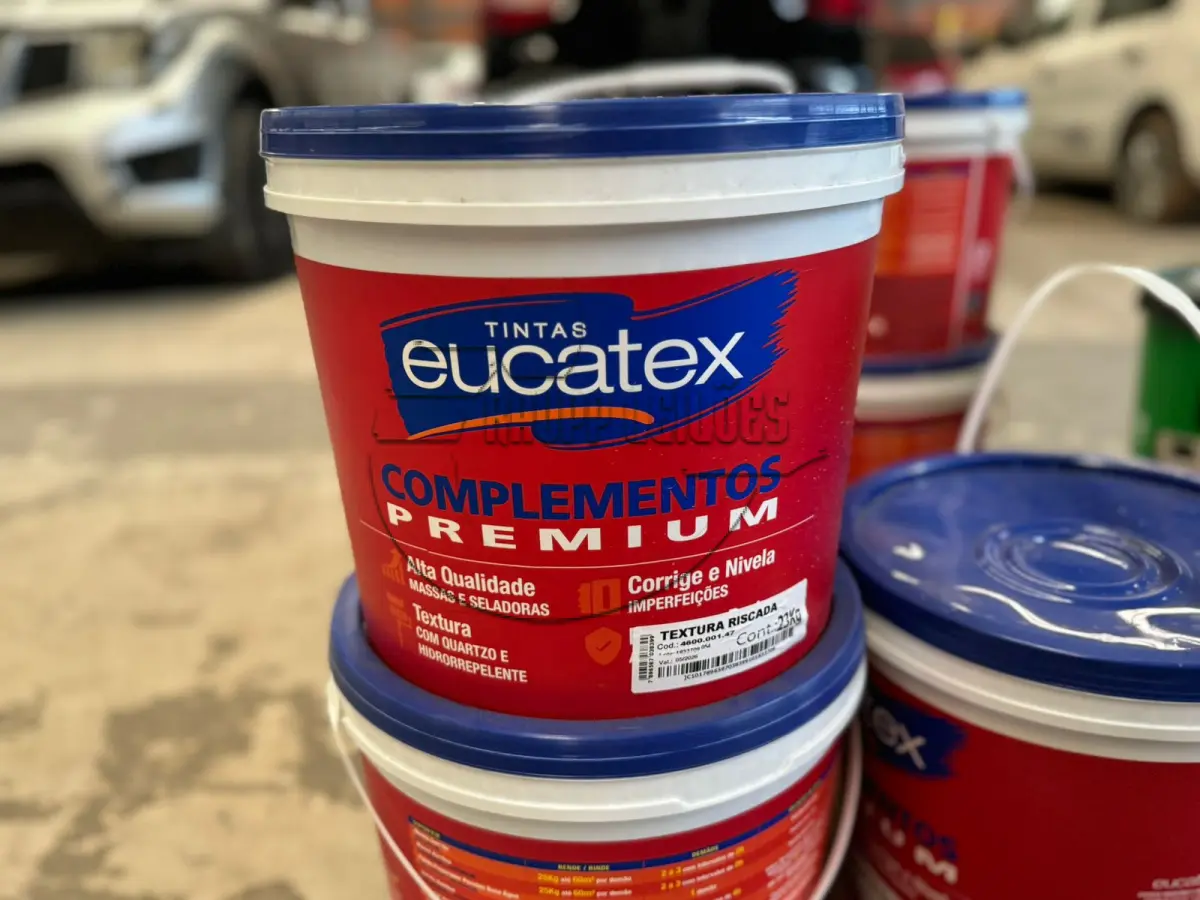 LOTE 001 - 03ª DATA | Diversas latas de tinta, materiais de limpeza, etc.