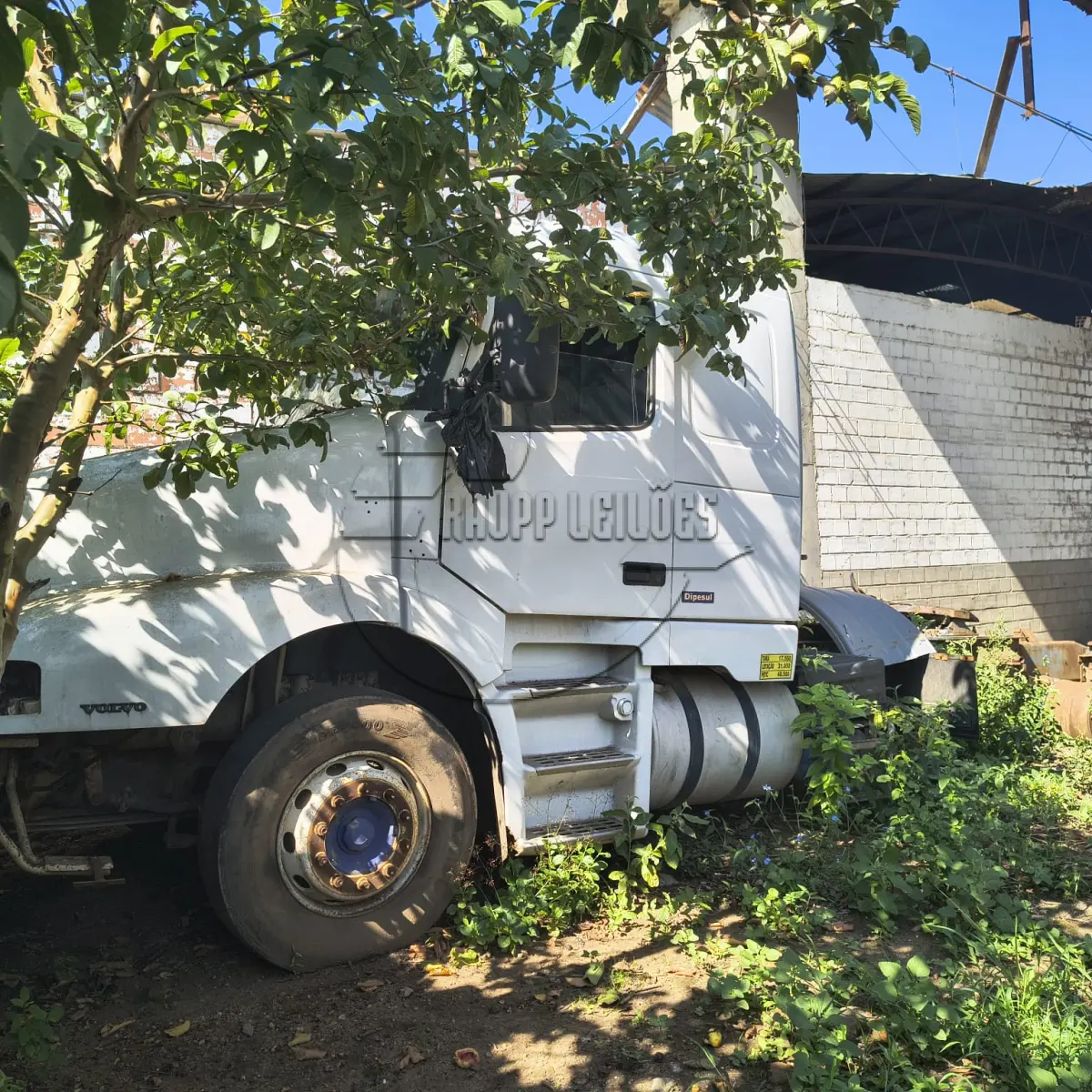 LOTE 008 - 02ª DATA | Um caminhão VOLVO NH12380, ano/modelo 2000/2001