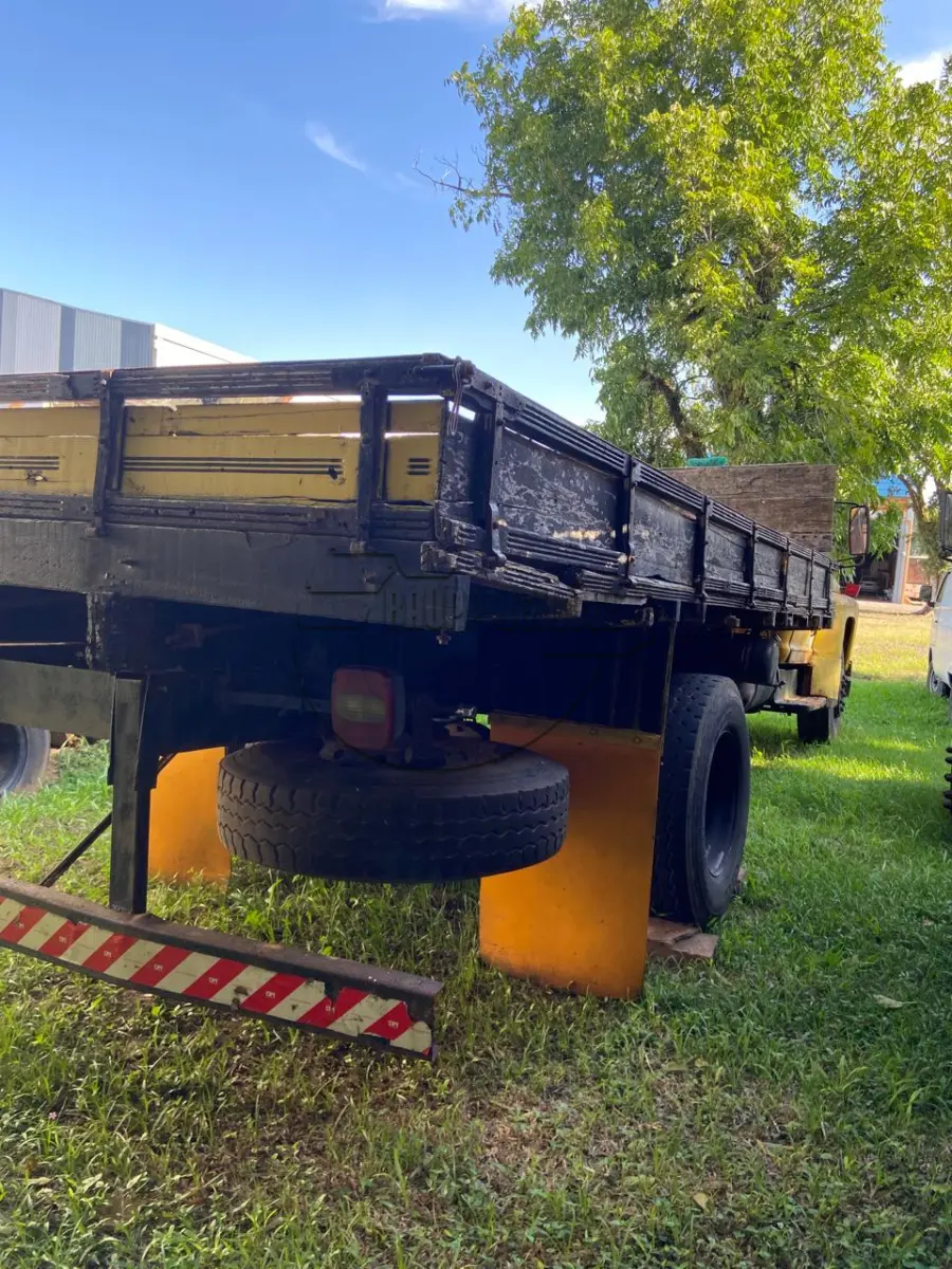 LOTE 020 - Um caminhão Ford/750, ano/modelo 1977/1977