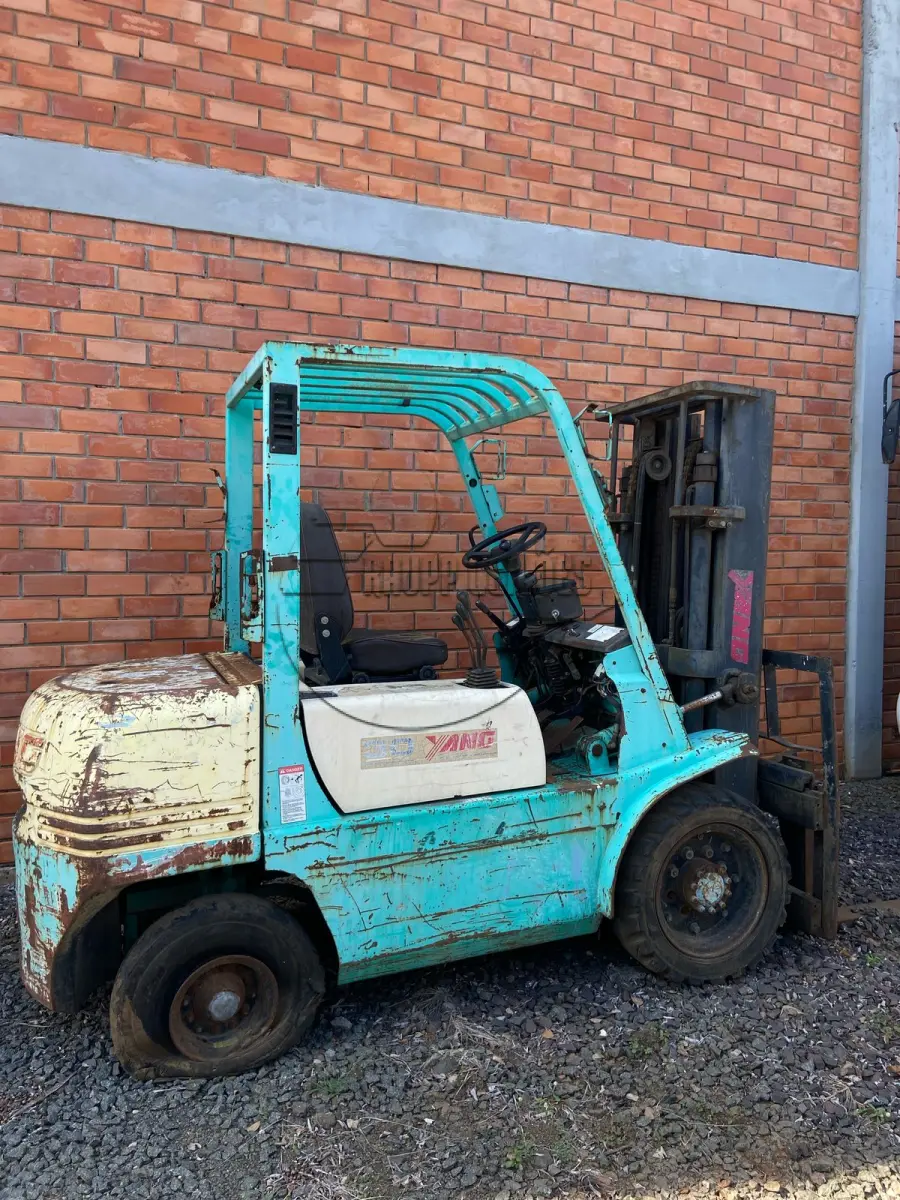 LOTE 018 - Uma empilhadeira, marca Yang, modelo FD-30, ano 1997