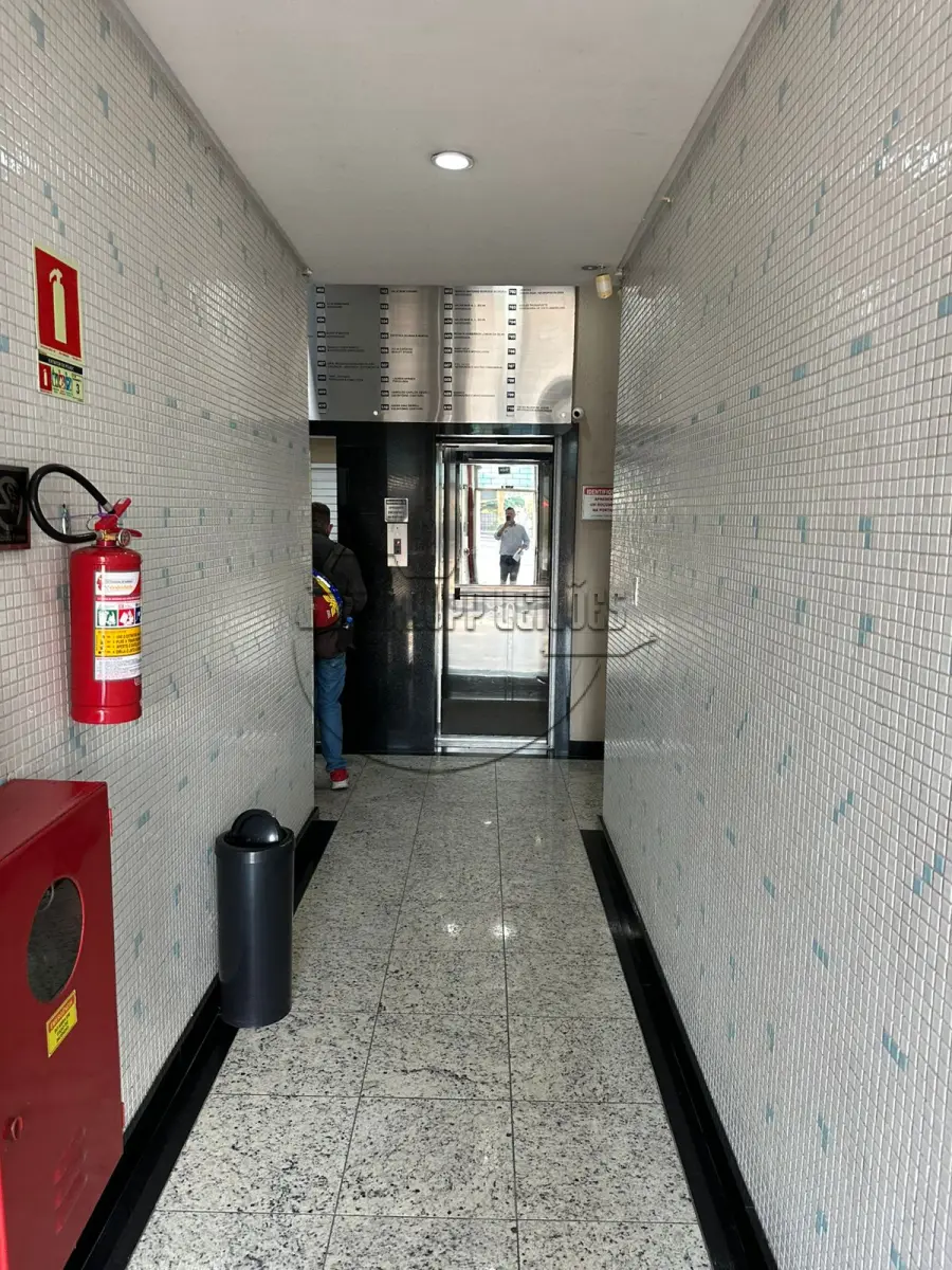 LOTE 001 - 02ª DATA | (PORTO ALEGRE/RS) O conjunto 710 do Centro Comercial Volta do Guerino, c/ 22,62m², na Av. Assis Brasil