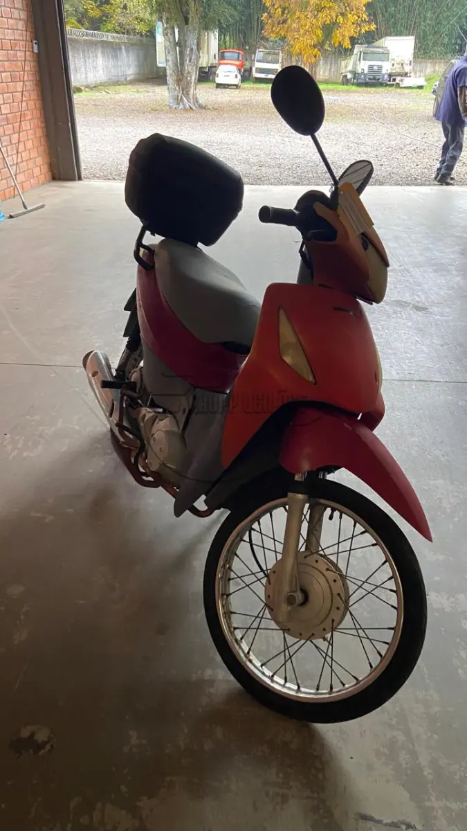 LOTE 007 - Uma motocicleta marca Honda, modelo BIZ 125 KS, 2008/2008