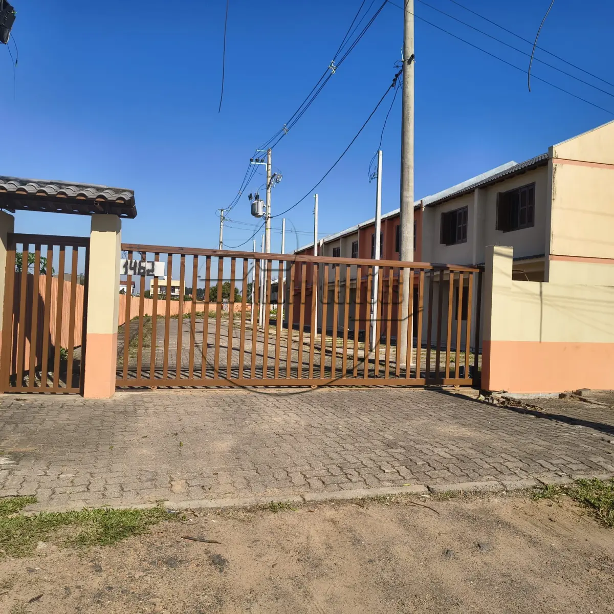 LOTE 002 - 02ª DATA | (GRAVATAÍ/RS) A casa 107 do Condomínio Residencial Elisabeth, no Bairro Novo Mundo. Obs: Imóvel sem habite-se. Falta finalização no acabamento.