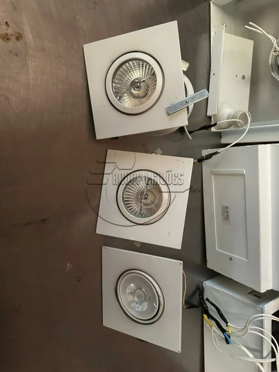 LOTE 010 - Aprox. 40 luminárias, tamanhos e modelos diversos