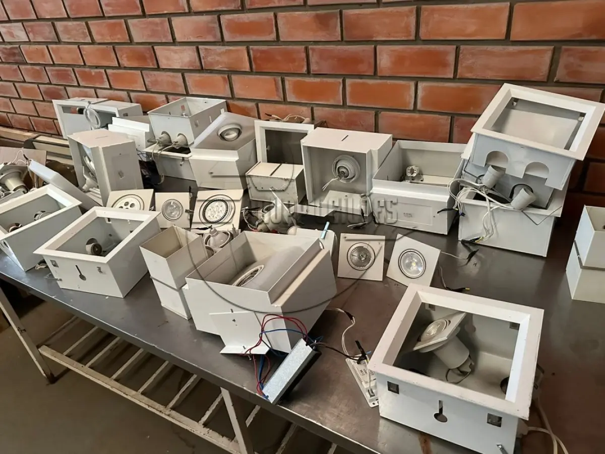 LOTE 010 - Aprox. 40 luminárias, tamanhos e modelos diversos