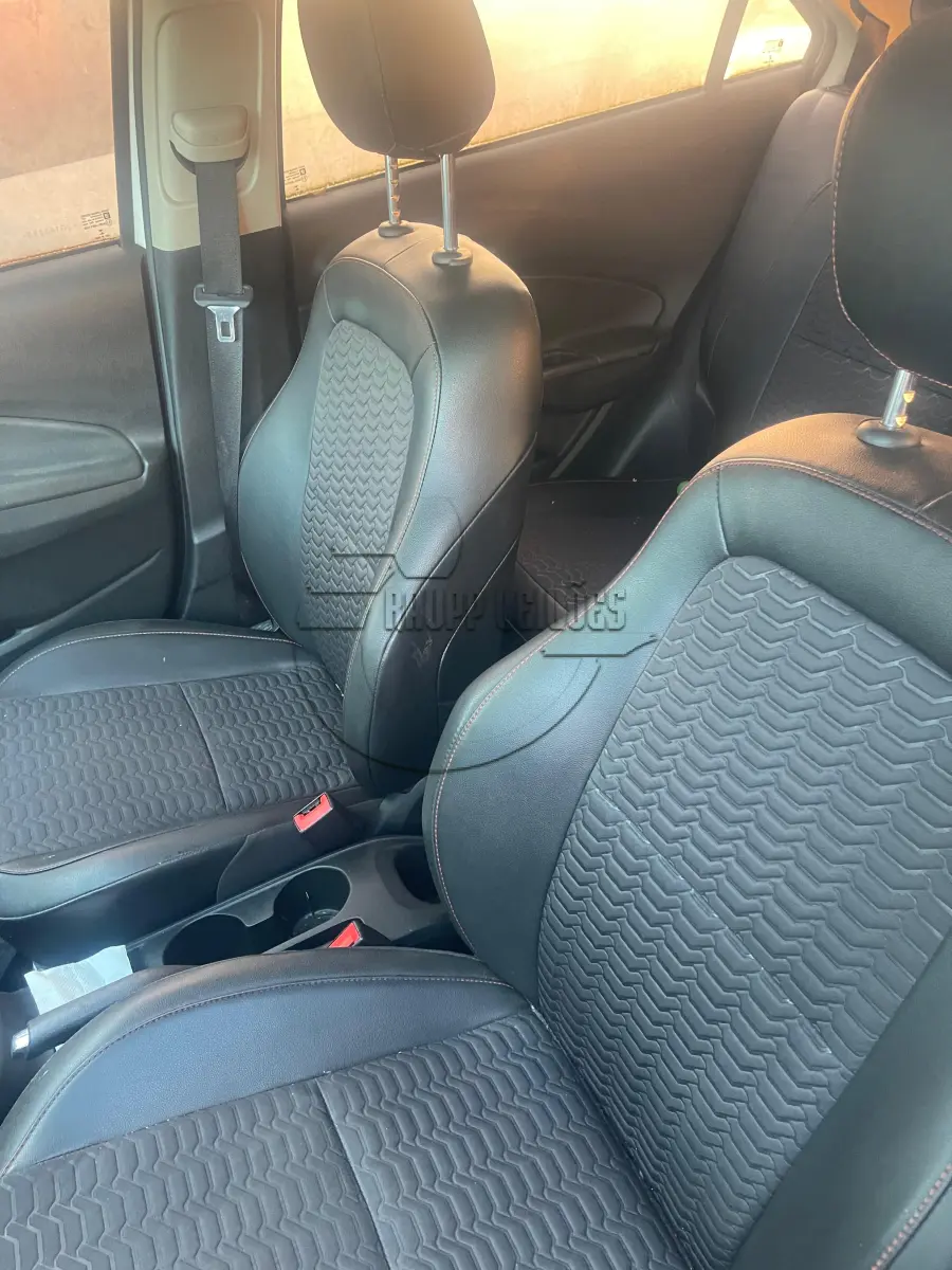LOTE 016 - Um veículo CHEVROLET/ONIX 1.4MT LTZ, ano/mod 2017/2018