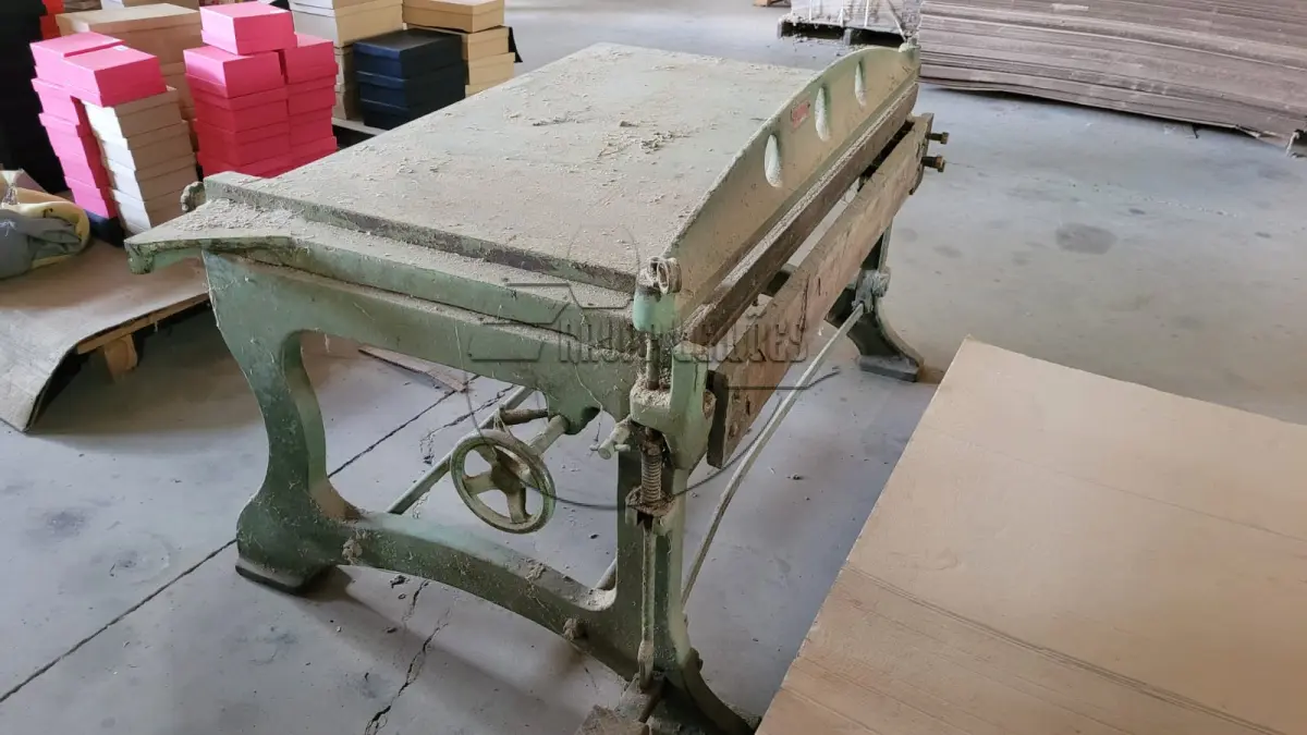 LOTE 001 - Um facão tipo guilhotina manual - Uma máquina sloter - Uma refiladeira - Uma máquina de corte e vinco