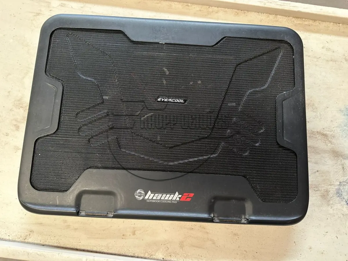 LOTE 011 - Um cooler para notebook, Evercool