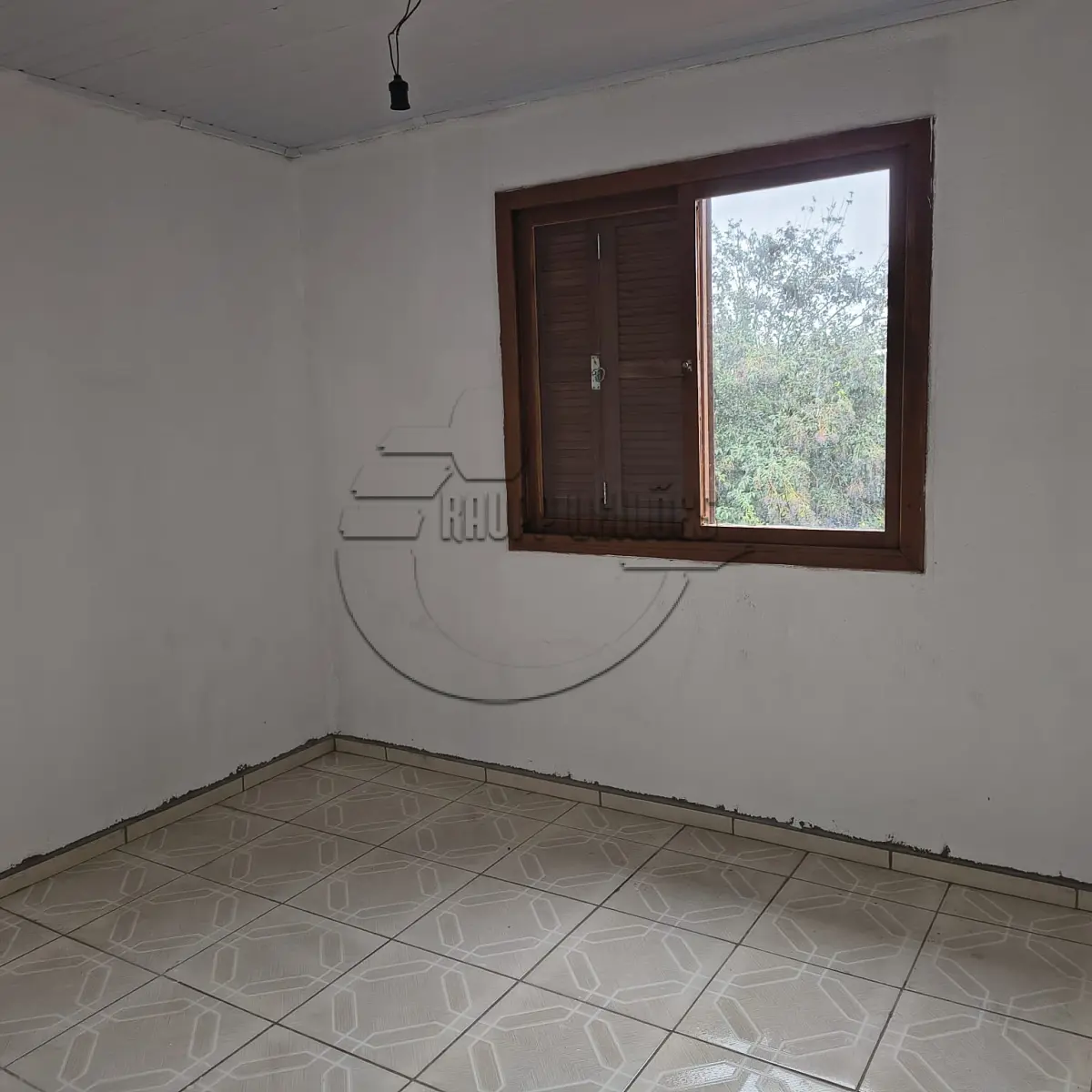 LOTE 002 - 02ª DATA | (GRAVATAÍ/RS) A casa 107 do Condomínio Residencial Elisabeth, no Bairro Novo Mundo. Obs: Imóvel sem habite-se. Falta finalização no acabamento.
