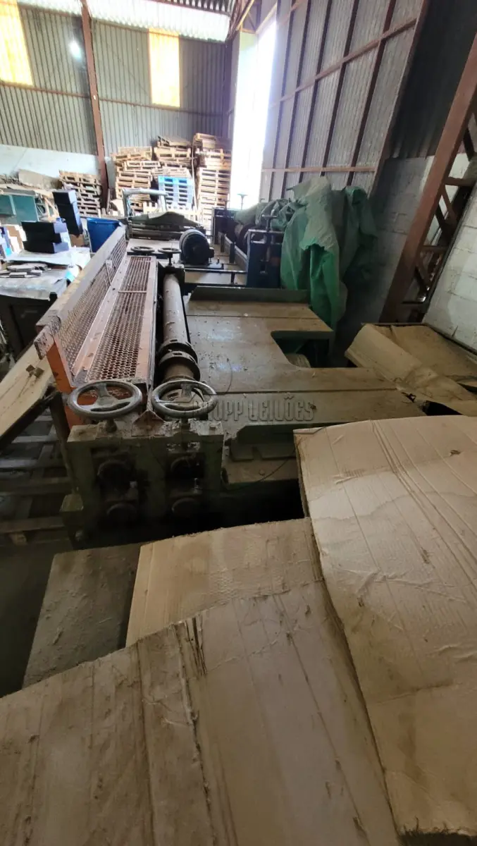 LOTE 020 - Um facão tipo guilhotina manual - Uma máquina sloter - Uma refiladeira - Uma máquina de corte e vinco