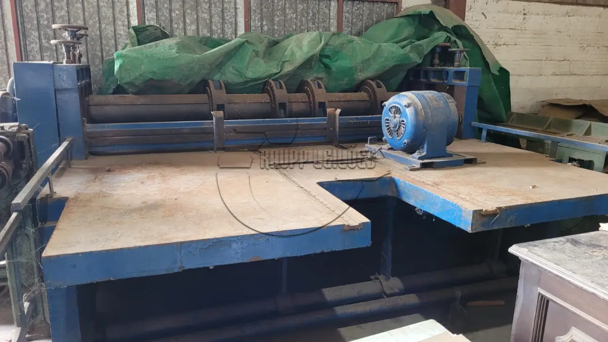 LOTE 020 - Um facão tipo guilhotina manual - Uma máquina sloter - Uma refiladeira - Uma máquina de corte e vinco
