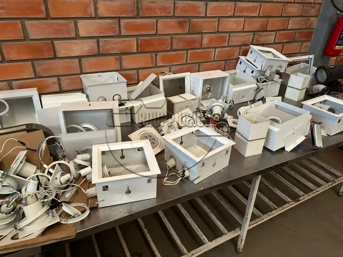 LOTE 010 - Aprox. 40 luminárias, tamanhos e modelos diversos