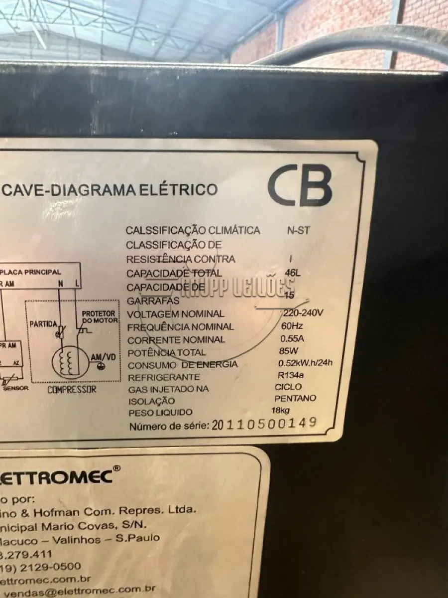 LOTE 027 - Uma adega ELETTROMEC, capacidade 15 garrafas
