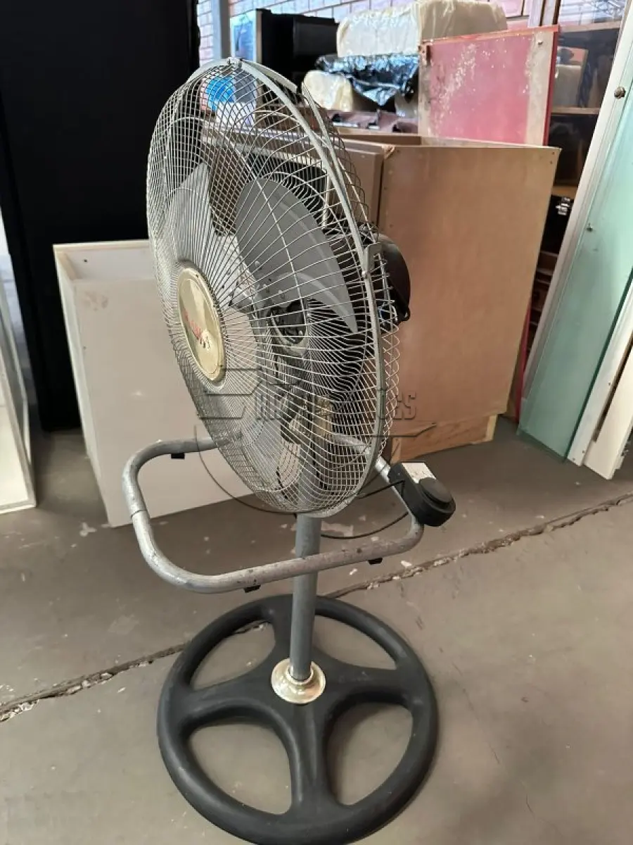 LOTE 018 - Um ventilador ALASKA