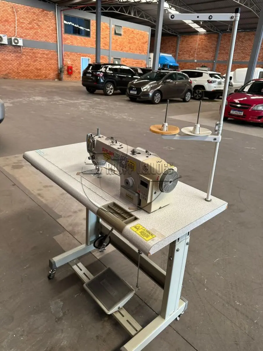 LOTE 005 - Uma máquina de costura reta